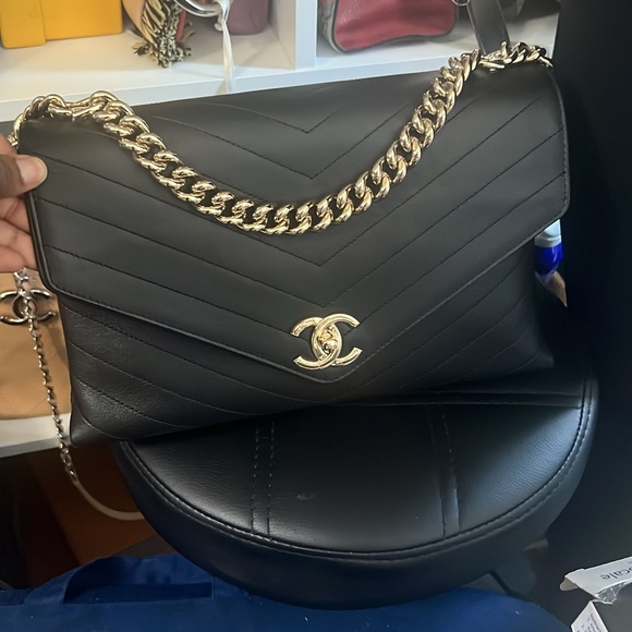 CHANEL Black Chevron Quilted Lambskin Shoulder Bag with Gold Chain pristine - Picture 2 of 10